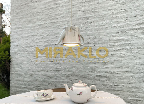 Lámpara vintage de techo, realizada con una antigua tetera de porcelana.