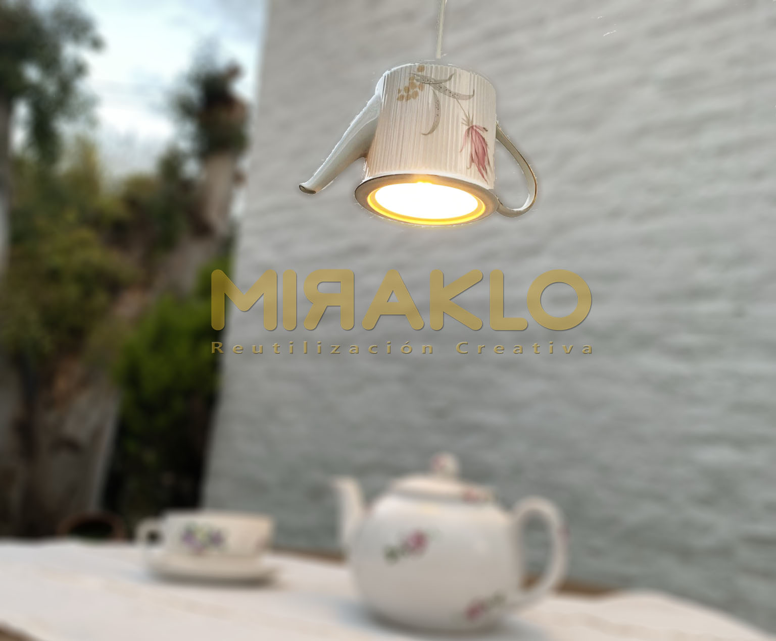 Lámpara vintage de techo, realizada con una antigua tetera de porcelana. - Imagen 3