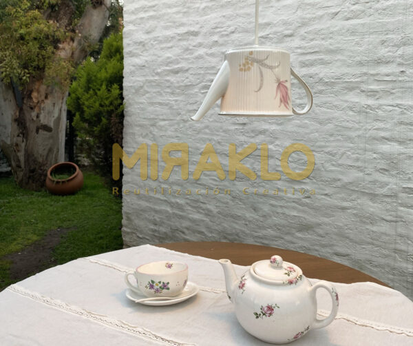 Lámpara vintage de techo, realizada con una antigua tetera de porcelana. - Imagen 2
