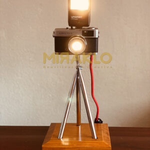 Lámpara de led vintage de mesa realizada con una antigua cámara fotográfica y su flash