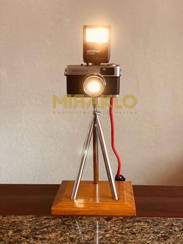 Lámpara de led vintage de mesa realizada con una antigua cámara fotográfica y su flash