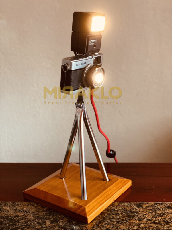 Lámpara de led vintage de mesa realizada con una antigua cámara fotográfica y su flash - Imagen 2