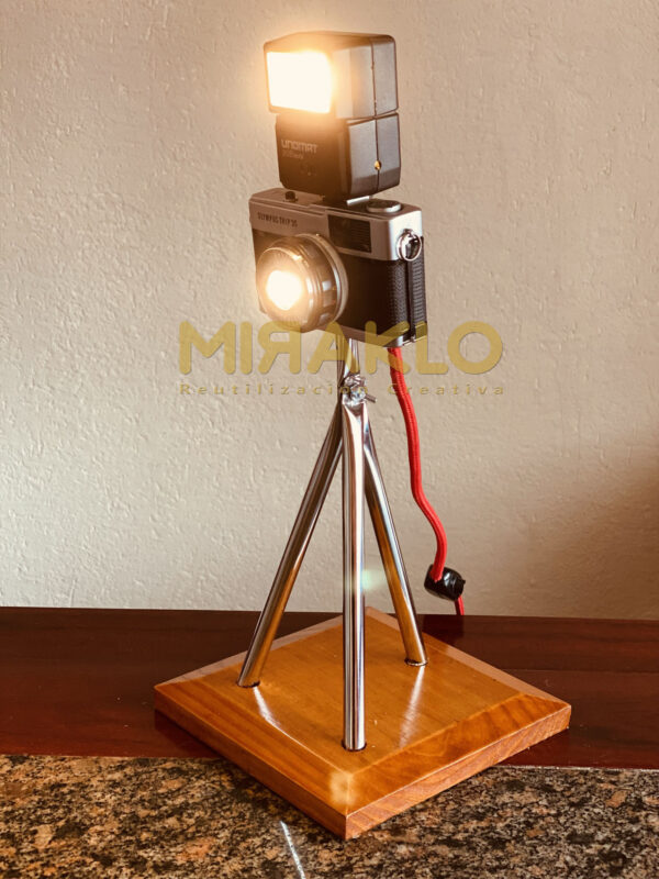 Lámpara de led vintage de mesa realizada con una antigua cámara fotográfica y su flash - Imagen 3