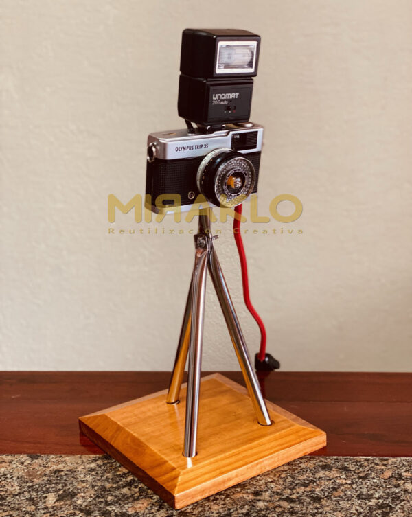 Lámpara de led vintage de mesa realizada con una antigua cámara fotográfica y su flash - Imagen 4