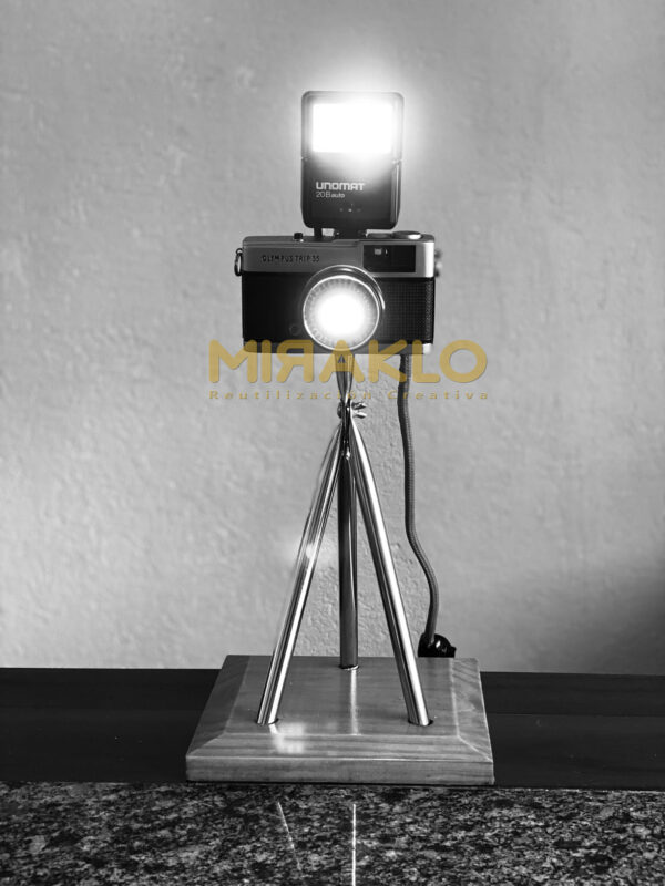 Lámpara de led vintage de mesa realizada con una antigua cámara fotográfica y su flash - Imagen 5