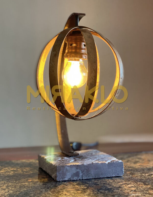 Lámpara de led vintage de mesa con imitación oxido. - Imagen 3