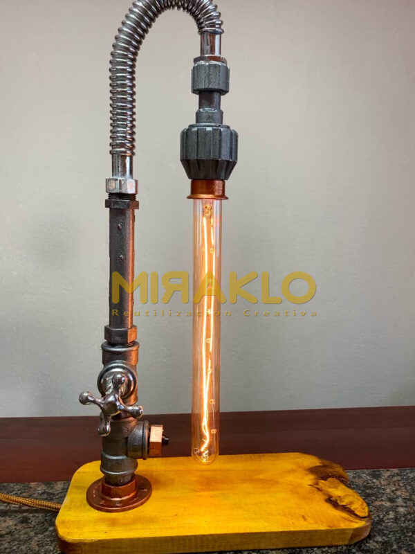 Lámpara de mesa cañería led chorro de agua.