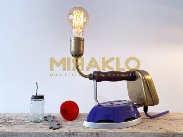 Luz Plancha Asunción de mesa a kerosene con accesorios originales. Violeta y Bronce