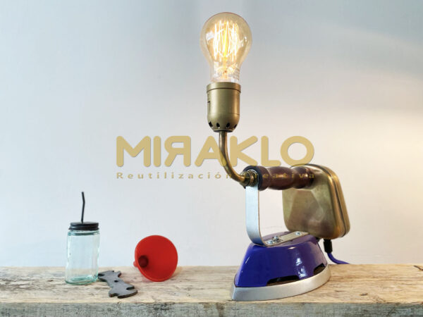 Luz Plancha Asunción de mesa a kerosene con accesorios originales. Violeta y Bronce - Imagen 2