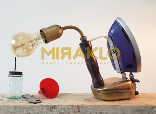 Luz Plancha Asunción de mesa a kerosene con accesorios originales. Violeta y Bronce - Imagen 3