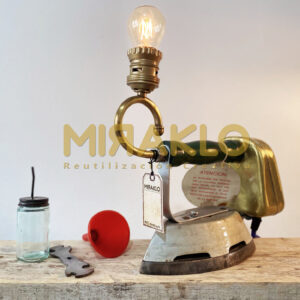 Luz Plancha Asunción de mesa a kerosene con accesorios originales.