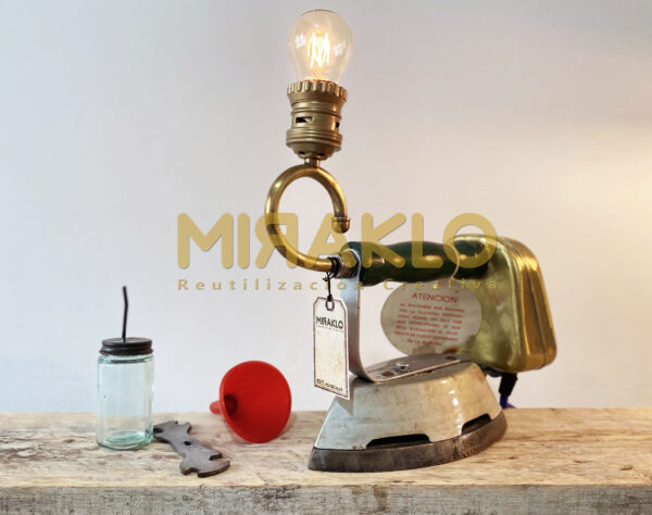 Luz Plancha Asunción de mesa a kerosene con accesorios originales.