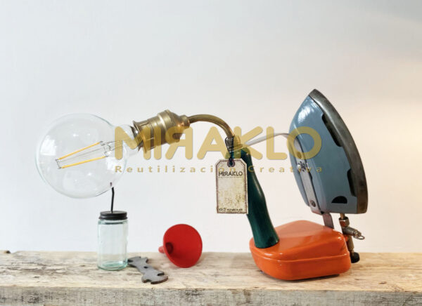 Luz Plancha Asunción de mesa a kerosene con accesorios originales. Gris y Naranja - Imagen 2