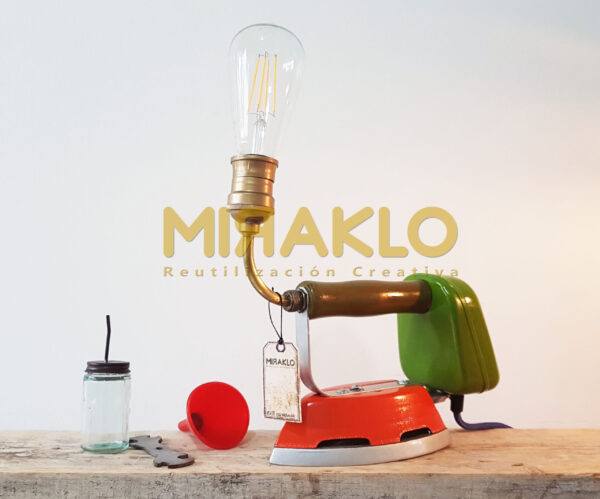 Luz Plancha Asunción de mesa a kerosene con accesorios originales. Naranja y Verde