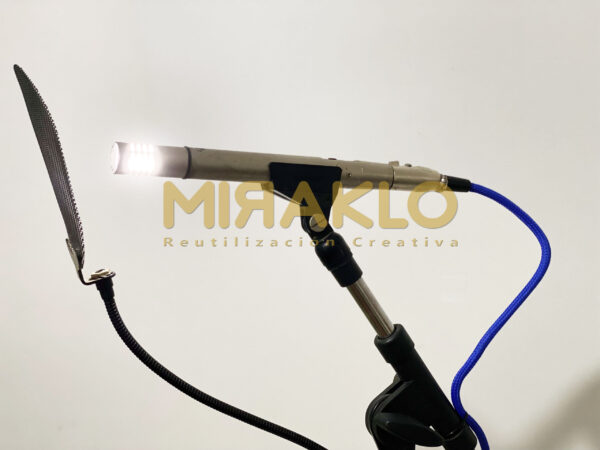 Luz led, micrófono de mesa o piso con antipop