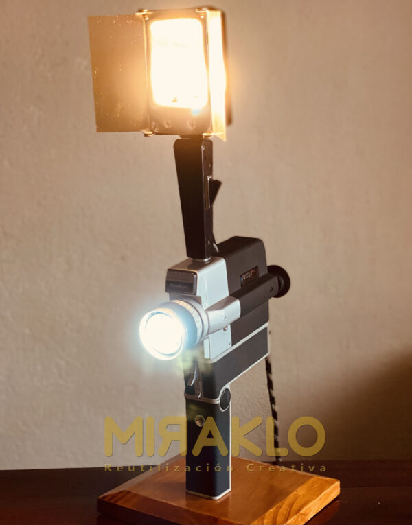 Filmadora super8 con luz proyectora, lámpara de mesa.