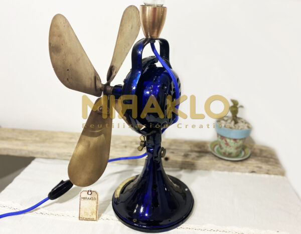 Antiguo ventilador, lámpara de mesa de led con aspas de bronce. - Imagen 4